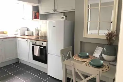 Image de Beautiful, renovated 1 Bedroom Cottage, with private yard. Great location.