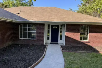 Image de Nature Lovers Lake House! 4 bedrooms, sleeps 10. Unfurnished.