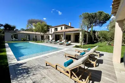 Image de Belle Propriete Contemporaine Situee A Saint-Tropez Proche Plage Des Salins