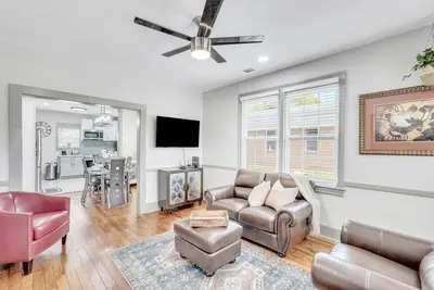 Image de Modern & Private Savannah Retreat Near Riverfront!