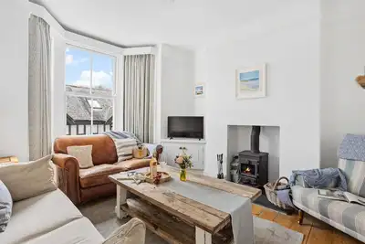 Image de Stylish house overlooking river with harbour views