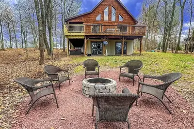 Image de Log Cabin Pocono, Private, Free Wifi Hot Tub Pool Table, Free Tesla Ev Charger