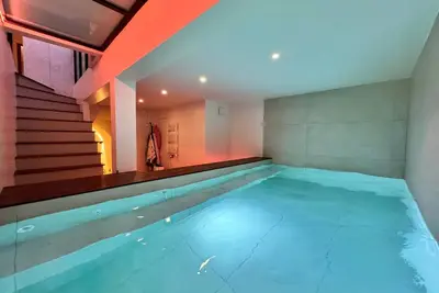 Image de Maison Hyper Centre Versailles, piscine intérieure, cinéma privé, salle de sport