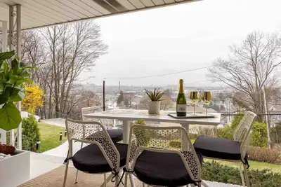 Image de Hilltop Views + Fireplace + Patio + Yard - 25 min drive to Nyc!