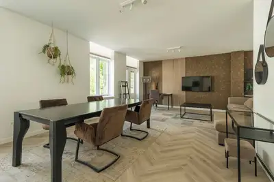 Image de Découvrez le confort chez Bed en Koffie – Hôtel Roosendaal! Ce spacieux appartement entièrement rénové à Roosendaal dispose de deux terrasses privées sur le toit et se trouve à seulement 5 minutes à pied du centre de Roosendaal.