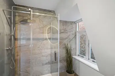 Image de Appartement de José dans le centre-ville de Roosendaal, chambre à louer. Situé à proximité de toutes les attractions de la ville, ce logement Bed en Koffie allie le confort de la maison à des équipements modernes pour un séjour mémorable.