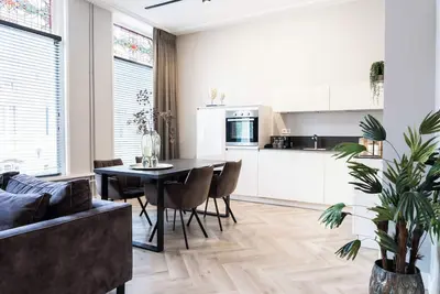 Image de Appartement spacieux de 2 chambres avec Wifi haut débit et cuisine privée.