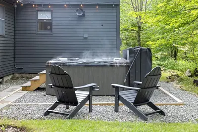 Image de Vermont Summer Escape - Sleeps 8 with FirePit, Hot Tub, and Pet Friendly!