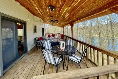 Image de Beautiful Riverside home nestled on the banks of Spring River!