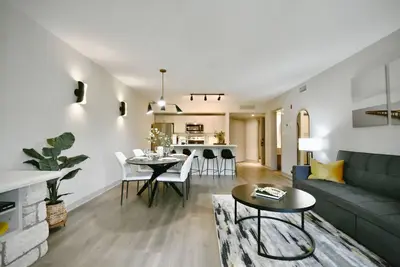 Image de Jacuzzi Suite with full kitchen