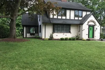 Image de Quiet neighborhood home for family. Trampoline, treehouse, fenced backyard.
