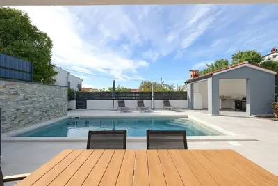 Image de Villa Meri a Pula avec piscine et vue mer