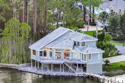 Image de Featured on Hgtv's \"My Lottery Dream Home\". 15 minute boat ride to Crab Island.