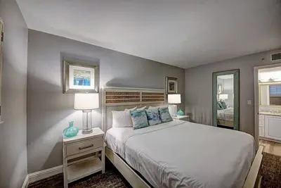 Everything You Need For The Perfect Vacation! Free Parking, Beach and Pool