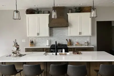 Image de Located in Oshkosh less than 10 min from Eaa grounds.