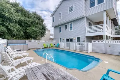 Oceanside home in Duck w/ private pool & hot tub!