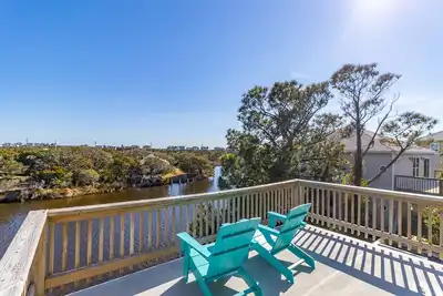 Image de Pet-friendly canalfront home in Hatteras w/ hot tub!