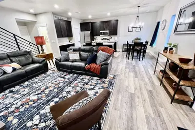 Image de New Towhhome in heart of Idaho Falls walk to WalMart. 4 Bedroom sleeps 8