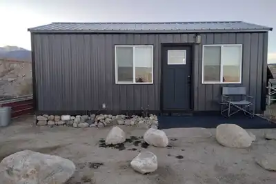 Image de Tiny Home cottage nestled between hot springs and the tallest peaks in Nevada