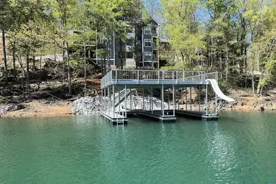 Image de Huge 10br lakefront w/double deck dock, movie theatre, 2 hot tubs, dual kitchen