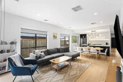 Image de Discover a Spacious Modern Gem near The Esplanade