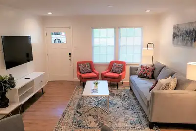 Image de Cozy Bungalow 2min to Uptown, Cmc Main, Restaurants, King Bed, Pet Friendly