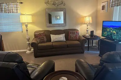 Image de Close to strip, No Stairs, Walk In Condo. Golf course views.