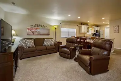 Image de Tranquility with perfect location. Walk in unit No Stairs Golf course view