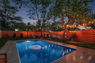 Image de Private Getaway with heated pool, Hot Tub & Designer Touches, Walkable Dining