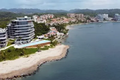 Image de Ocean front residential condo 2 bedroom, 2 bath 1443 sf, underground parking\n