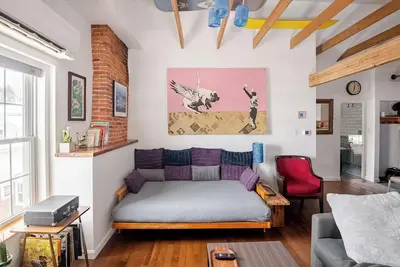 Image de Historic Charm Meets Modern Comfort in Downtown Burlington