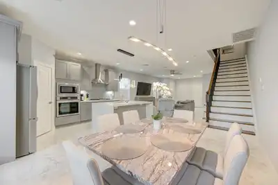 Image de Gorgeous Family-sized Townhouse close to downtown!