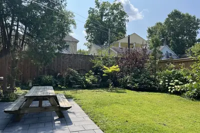 Image de The Happy House - 5 bedrooms! Right downtown.