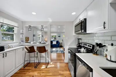 Image de Family Friendly Adventure Hub - Central - Large Private Backyard - Fast WiFi!