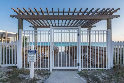 Image de Across from Beach + Daily Chair Setup ~ Chateau La Mer, Destin Fl