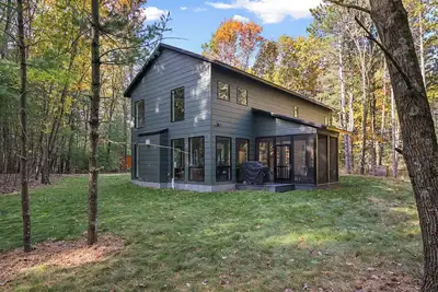Image de Quiet modern cabin on a small lake in the woods