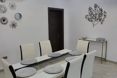 Image de Dvyne Lux-Home-\nStylish, classy, secured duplex with elegant decor & 24hrs light