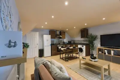 Image de Chic & Colourful Hideaway: Your Perfect Stay