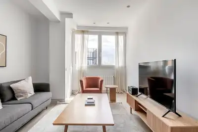 Image de Divine Almagro 2br w/ Elevator, near Dining & Stores, by Blueground