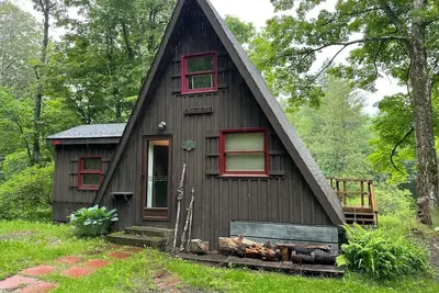 Image de A-Frame cabin in the woods