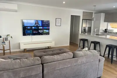 Image de Modern Beach House in Scarborough. Walking distance to the beach!