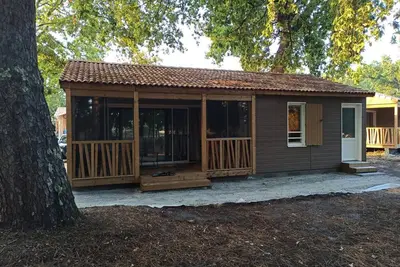 Image de Chalet 2 chambres au bord d'un lac avec piscine et parking