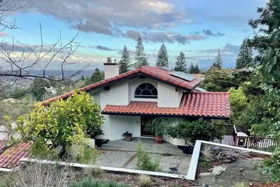 Image de 4br/3ba retreat with stunning Silicon Valley views
