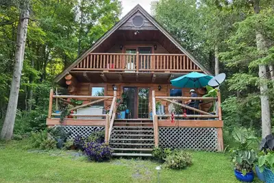 Image de Cozy 3 bedroom chalet cabin on the beautiful Crowe River