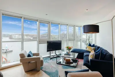 Image de Out Of This World Large Central Single Level Home for Fashionistas