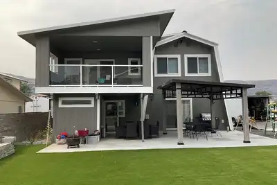 Image de Sunland 😊Funland! The Grizzly Bear Barn! A unique place to gather!