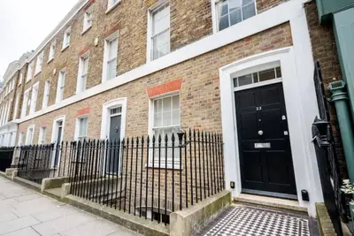 Image de Spacious, Bright & Cosy ~ Ideal Victoria Location!