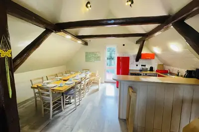 Image de Gemütliches Ferienhaus für Große Gruppen Direkt am Wald und in der Nähe vom Bach