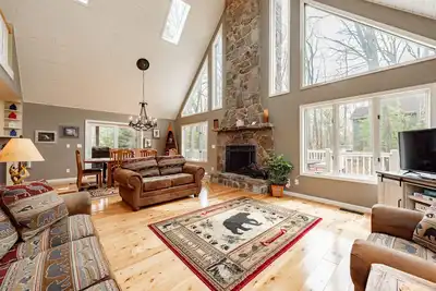 Image de Rustic Elegance w/ Hot Tub, Game Loft & Fireplace