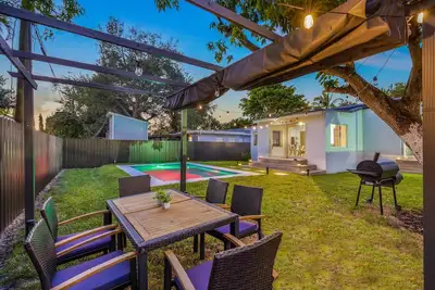 Image de Pool House at Design District! Family-sized house with bbq and garden!